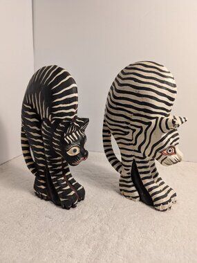 VINTANGE CARVED WOODEN CATS STRETCHING (2)